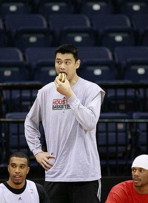 姚明吃瓜的视频,篮球巨星变身“吃瓜群众”，趣味横生