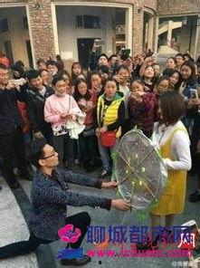 吃瓜两男求婚视频播放,两男子甜蜜演绎“吃瓜”爱情