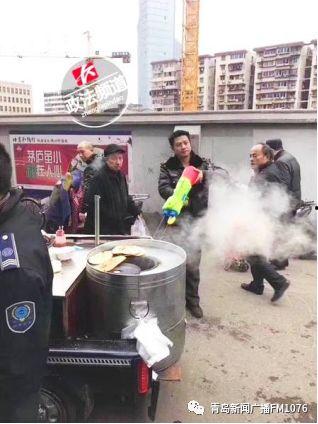 长沙城管吃瓜事件视频播放,视频曝光引发社会热议