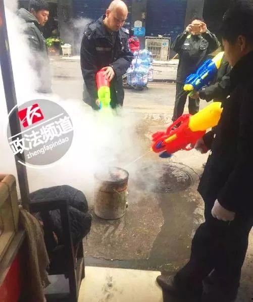 长沙城管吃瓜事件视频播放,视频曝光引发社会热议