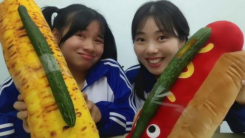 整蛊朋友吃瓜视频,笑料百出！揭秘整蛊朋友吃瓜视频幕后趣事