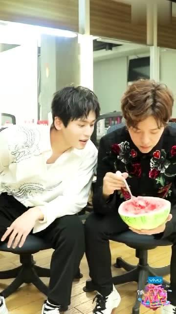 整蛊朋友吃瓜视频,笑料百出！揭秘整蛊朋友吃瓜视频幕后趣事